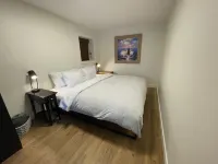 Spacious private king suite steps to DT Banff