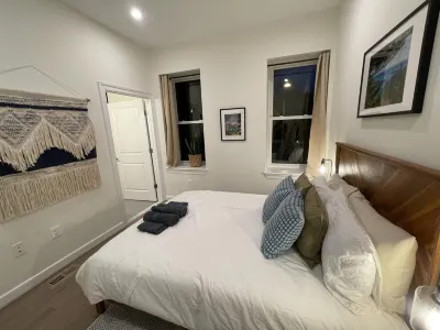 Large, luxurious, modern townhouse located in central DC! 컬럼비아 하이츠 호텔