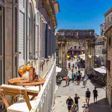 Beautiful apartment is  situated in the walking zone in the heart of city Pula Others