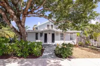 Vintage Coastal Cottage -3Bed/1Bath Upstairs