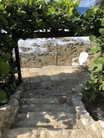 Studio directly on the Cane  Bay Beach ! Wake up to the sounds of the waves !