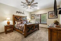 Longhorn Lodge - Private Swimming Pool & Hot Tub, Pool Table - Pet Friendly!