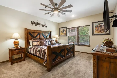 Longhorn Lodge - Private Swimming Pool & Hot Tub, Pool Table - Pet Friendly!