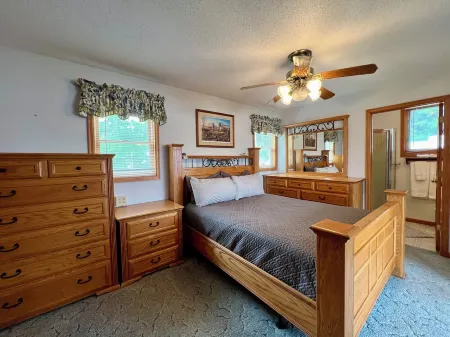 Clayton Savings Bank - One Block To Might Mississippi River! Отели в г. Clayton County