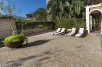 Luxury 2BR/2.5BA Condo in Tamarindo two blocks from the ocean w pool & elevator