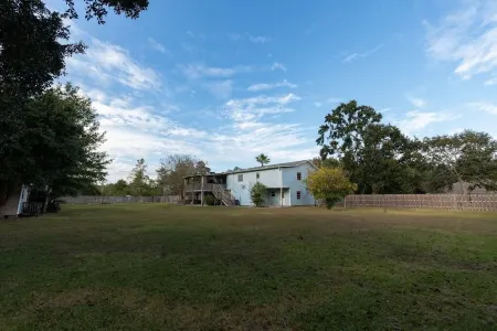 Family Home-Sleeps 20-On Beautiful 1-Acre Property