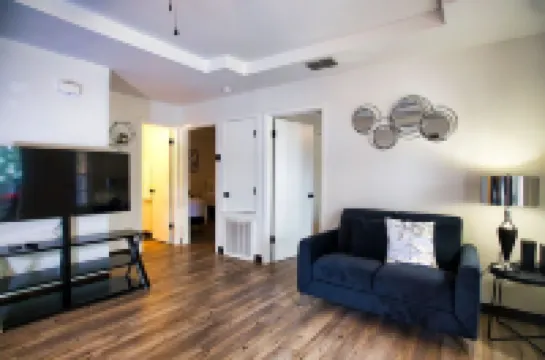 Chic & Cozy 2 bedroom/1 bathroom - RATED BEST