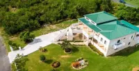 Luxury 3,000SF, 6 guests, 3 BR, 3 BA, Free Wi-Fi, AC, 5-10 Min beaches. Hotel dekat ARTfarm LLC on St. Croix, USVI
