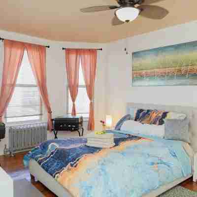 Lovely Victorian Home. Spacious 2 bedroom w/ Parking. Bed & Breakfast Type Space Rooms