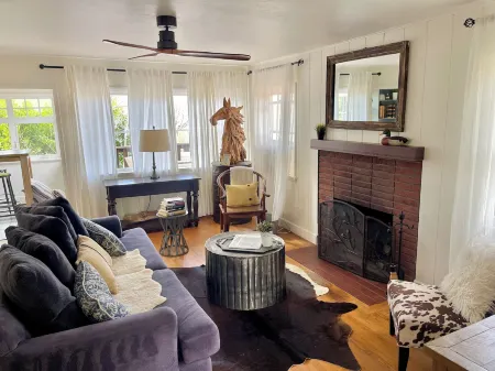 Redwood Hollow Cottages Отели рядом с достопримечательностью «Аквариум «Берч»»