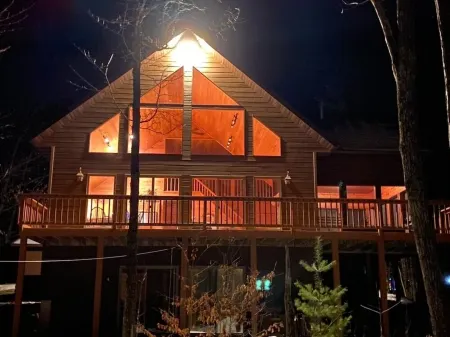 Beautiful Home in the Woods Отели в г. Ленрут