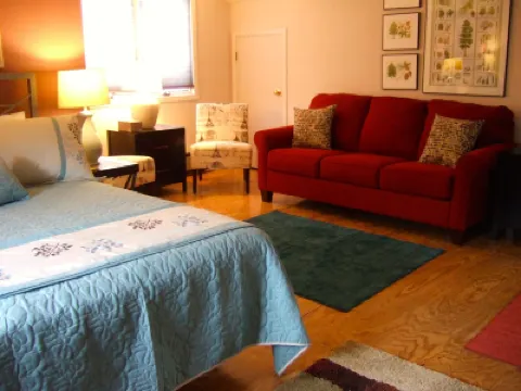 Loya's Little House Bed & Breakfast Hotel a 