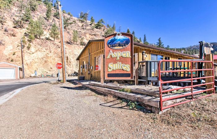 Near Hiking and Main St! Mtn-View Red River Retreat