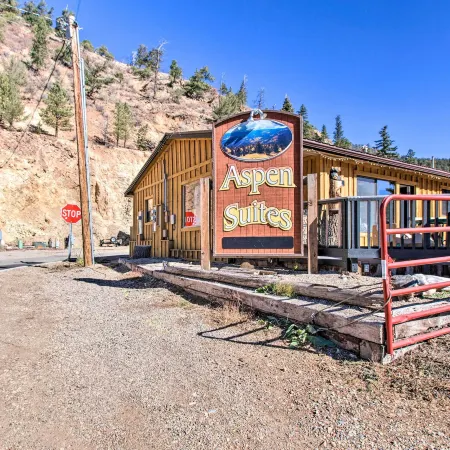 Near Hiking and Main St! Mtn-View Red River Retreat