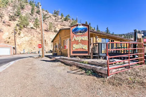 Near Hiking and Main St! Mtn-View Red River Retreat