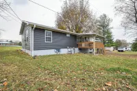 Vine Grove Home w/ Deck, 4 Mi to Saunders Springs!