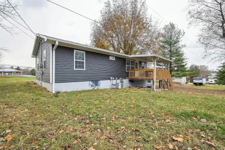 Vine Grove Home w/ Deck, 4 Mi to Saunders Springs! Отели в г. Вайн Гров