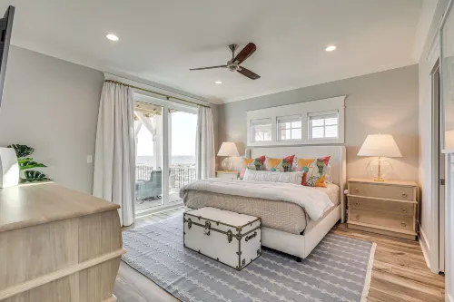 Walk to Beach: Coastal Oak Island Gem w/ Elevator! - ビーチサイド