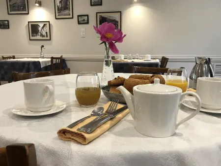 Hôtel et Appartements les Platanes Отели в г. Рокль