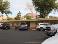 Rainbow Motel - parking