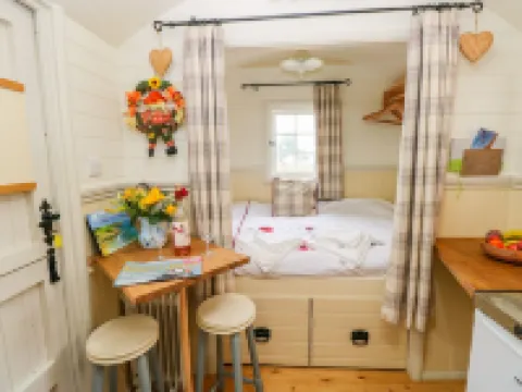 Shepherds Hut - the Hurdle Hotels in Milford Haven