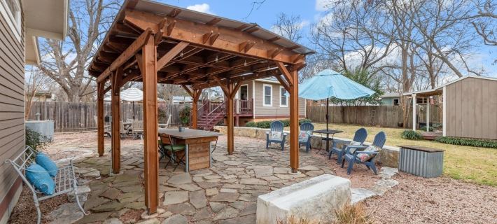 Lovebirds Getaway 3 Bedroom Home by Redawning Hotels in Fredericksburg