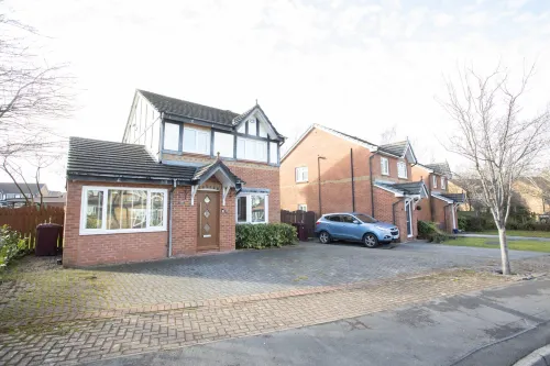 Renfrew House Hotels in Bolton