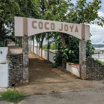 Tropical Condo with Spectacular Ocean Views, Panoramic Dining Terrace & Quick Walk to Beach