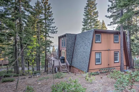 Tahoe City A-Frame Home 10 Mi to Skiing!