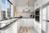 Lovely Apartment with Spectacular Views Hotels in Kirribilli