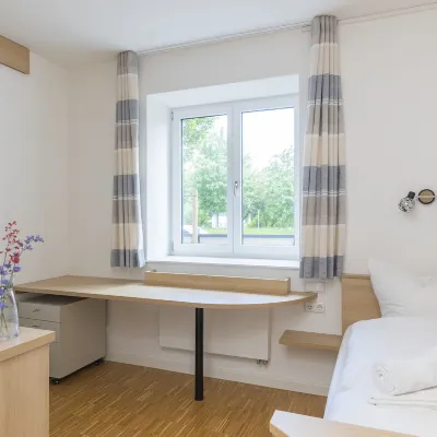 Henrys Sleeping am Augsburger Eiskanal Hotels in der Nähe von Hauptbahnhof Augsburg
