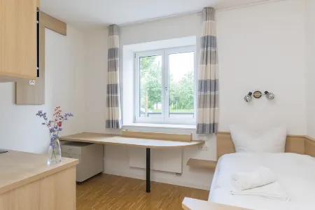 Henrys Sleeping am Augsburger Eiskanal Отели рядом с достопримечательностью «Университет Аугсбурга»