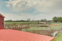 Beatrice Studio w/ Fire Pit: Near Golf! - parking