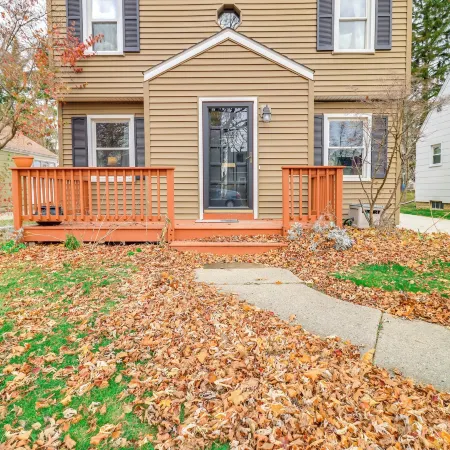 Walk to Adrian College: Family Home in Michigan