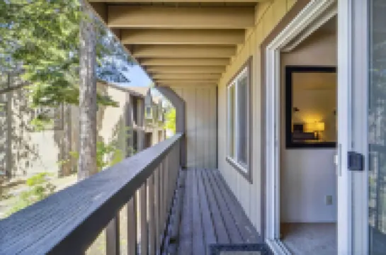 10 Mi to Palisades Tahoe! Condo with Game Room