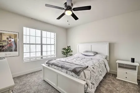 8 mi to Westgate Family-Friendly Glendale Home! Отели в г. Глендейл