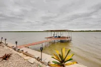 Lake Granbury Fishing Escape w/ Dock & Kayaks! - 3 stjerner