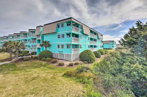 Beachfront Condo w/ Boardwalk & Pool Access! - Parkplatz