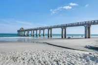 Walk to Ocean & Pier: Surfside Beach House w/ Pool - Wifi