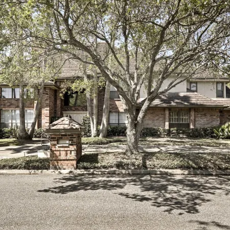 Pool & Hot Tub: Lakefront Harlingen Home