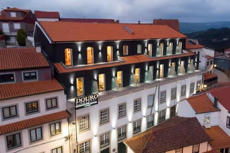 Douro Castelo Signature Hotel & Spa Отели в г. Феррейруш-де-Авойнш