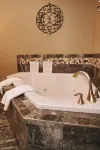 Sojourner's Lodge & Log Cabin Suites - Hot Tub