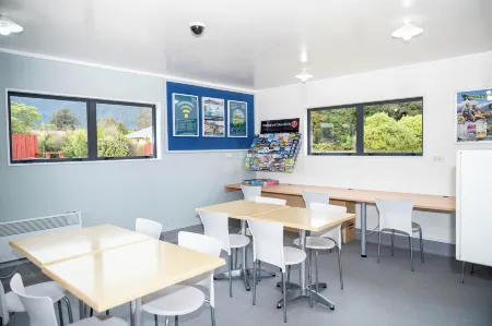 Franz Josef Top 10 Holiday Park Отели рядом с достопримечательностью «West Coast Wildlife Centre»