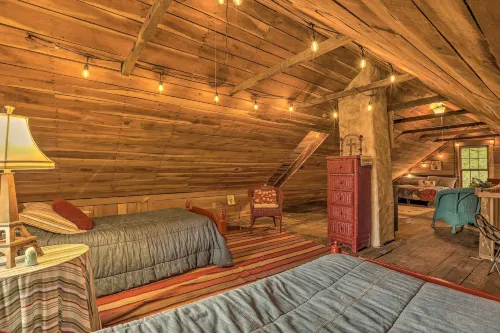 Rustic Cabin in the Woods 2-Acre Fishing Pond! - Homestays