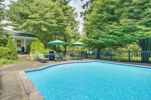 Serene Holmes Cottage Near Lakes & Trails!