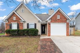 Stylish 3-bedroom home in central Cornelius-Chalkboard Wall-Firepit-Grill & more