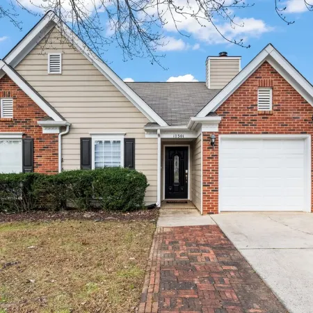 Stylish 3-bedroom home in central Cornelius-Chalkboard Wall-Firepit-Grill & more