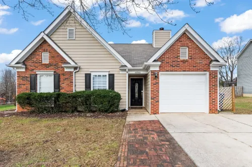 Stylish 3-bedroom home in central Cornelius-Chalkboard Wall-Firepit-Grill & more Hotels in Cornelius