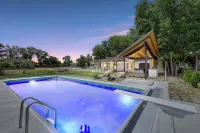 Lakefront Washington Home w/ Private Pool & Sauna