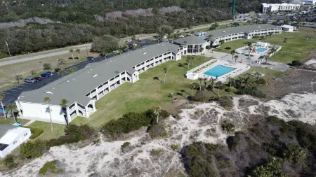 Days Inn & Suites by Wyndham Jekyll Island Отели в г. Глинн